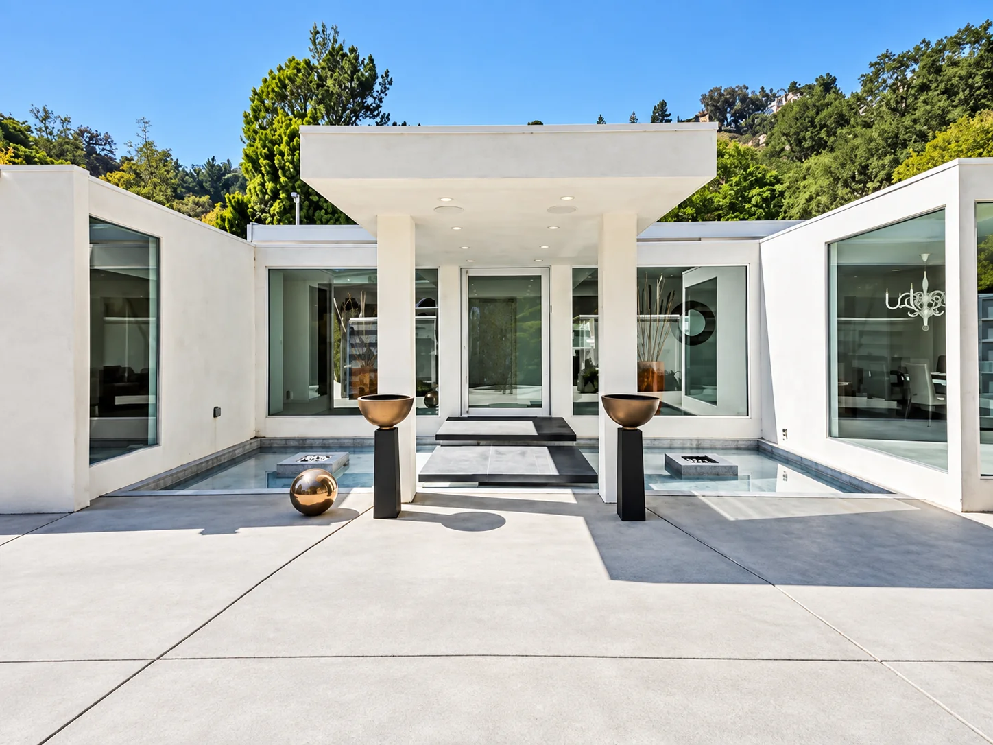 Modern white stucco residence with courtyard entry, designed by Architecture JHK in Bel Air